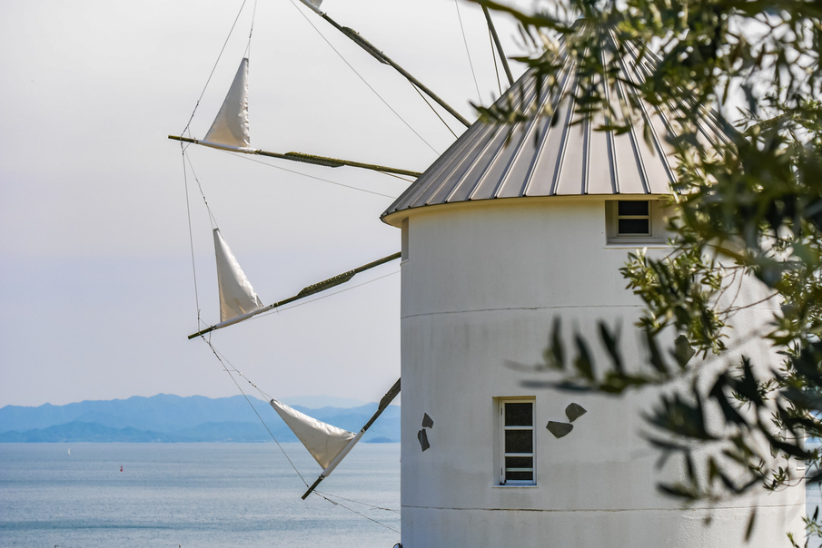 The most famous spot in the olive park is a Greek windmill. It was constructed in the motif of the Milos Island, Greece, which has a sister island relationship with Shodoshima in Kagawa Prefecture.